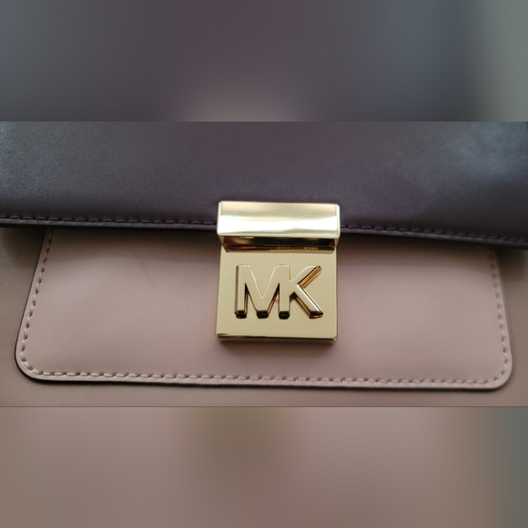 In New Condition Michael Kors Mindy Bag Purse. Stunning! - Picture 9 of 11